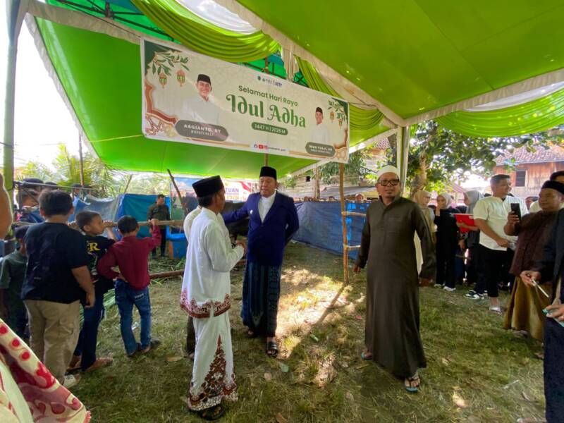 Wakil Bupati PALI, Iwan Tuaji (tengah, berjas biru), didampingi Ketua DPRD PALI, Ubaidillah, saat meninjau langsung kesiapan panitia kurban dan memastikan kelayakan teknis tempat penyembelihan di Desa Pengabuan Timur, Kabupaten PALI. (Foto: Dok/Alber Irawan)