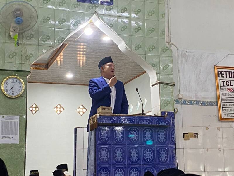 Wakil Bupati PALI, Iwan Tuaji, menyampaikan sambutan emosional di atas mimbar Masjid Agung Assyakirin Desa Pengabuan Timur pada momen Idul Adha 1447 H. Dalam orasinya, ia menegaskan pentingnya doa dan larangan keras melawan orang tua sebagai kunci keberkahan hidup. (Foto: Dok/Alber Irawan)