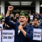 Ketua APMAB, Aki Musholah, memimpin langsung orasi di depan massa aksi dengan tangan mengepal dan suara lantang, menuntut Pertamina Field Adera menghentikan marginalisasi tenaga kerja lokal serta memprioritaskan secara mutlak hak-hak ekonomi rakyat di wilayah operasional Zona Ring 1. (Foto: Dok/ APMAB)