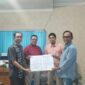 Pemegang mandat FKS Kabupaten PALI, Efran (kanan), saat menerima surat mandat resmi dari Ketua Bidang Organisasi Wiryadi (kiri), disaksikan langsung oleh Ketua FKS-SS Suparman Romans (kedua kiri) dan Sekretaris FKS-SS Sapardi (kedua kanan) di Sekretariat FKS-SS, Palembang, Sabtu (30/5/2026). (Foto: Dok/FKS/SS)
