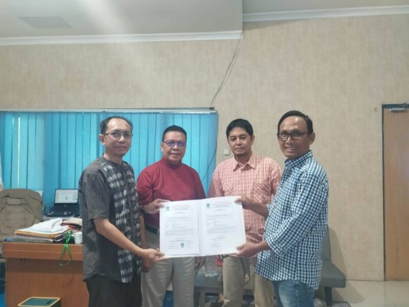 Pemegang mandat FKS Kabupaten PALI, Efran (kanan), saat menerima surat mandat resmi dari Ketua Bidang Organisasi Wiryadi (kiri), disaksikan langsung oleh Ketua FKS-SS Suparman Romans (kedua kiri) dan Sekretaris FKS-SS Sapardi (kedua kanan) di Sekretariat FKS-SS, Palembang, Sabtu (30/5/2026). (Foto: Dok/FKS/SS)