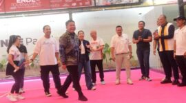 Gubernur Sumatera Selatan Dr. H. Herman Deru (tengah, berkemeja motif) tampak semringah dan penuh keakraban saat meninjau langsung arena pertandingan usai membuka secara resmi Turnamen Padel Ende Vol. 1 di Ende Padel, Taman Kenten, Palembang, Sabtu (30/5/2026). Ajang perdana yang diikuti 95 tim ini menjadi momentum krusial kebangkitan olahraga padel sekaligus mempererat silaturahmi antarkomunitas di Sumsel. (Foto: Dok/Humas Pemprov Sumsel)