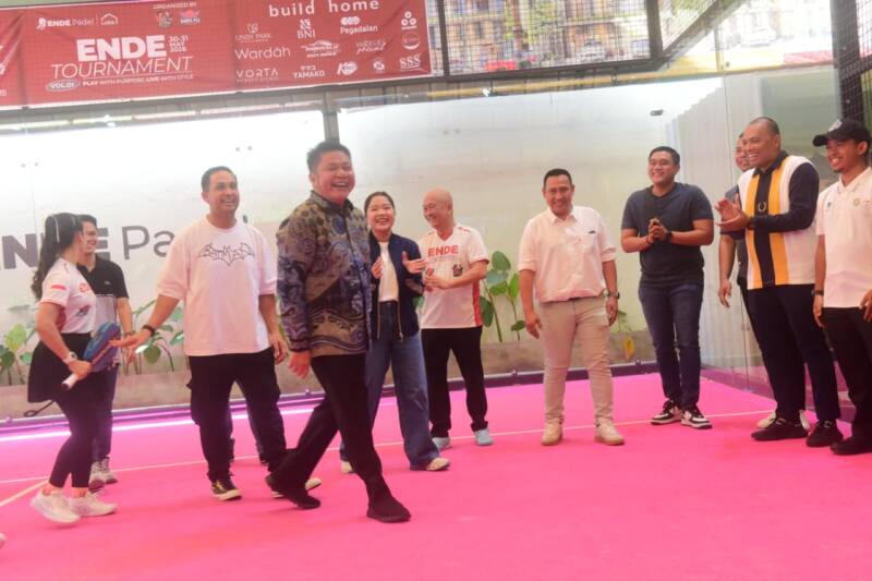 Gubernur Sumatera Selatan Dr. H. Herman Deru (tengah, berkemeja motif) tampak semringah dan penuh keakraban saat meninjau langsung arena pertandingan usai membuka secara resmi Turnamen Padel Ende Vol. 1 di Ende Padel, Taman Kenten, Palembang, Sabtu (30/5/2026). Ajang perdana yang diikuti 95 tim ini menjadi momentum krusial kebangkitan olahraga padel sekaligus mempererat silaturahmi antarkomunitas di Sumsel. (Foto: Dok/Humas Pemprov Sumsel)