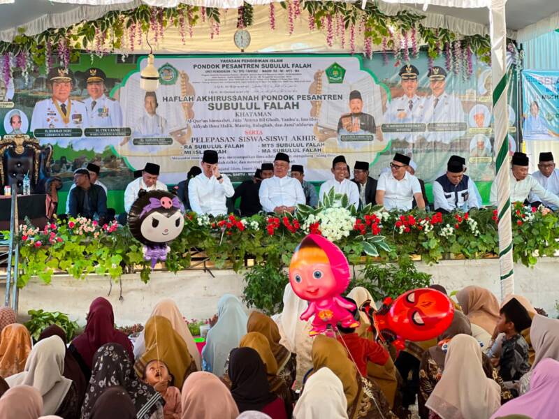 Wakil Gubernur Sumsel H. Cik Ujang menghadiri Haflah Akhirussanah Ponpes Subulul Falah di Lempuing, OKI, Minggu (31/5/2026). Kehadirannya menegaskan komitmen Pemprov Sumsel untuk mendukung pondok pesantren sebagai pilar utama pembentukan generasi unggul yang berilmu dan berakhlak mulia. (Foto: Dok/FH)