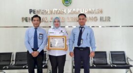 Mewakili Bupati Ir. H. Heri Amalindo, MM, Sekretaris Daerah (Sekda) Kabupaten Penukal Abab Lematang Ilir (PALI), Kartika Yanti, S.H., M.H., menerima penghargaan Opini Wajar Tanpa Pengecualian (WTP) dari Kementerian Keuangan RI. Penyerahan penghargaan ini dilakukan secara simbolis oleh Kepala Bidang Perbendaharaan Kantor Wilayah Direktorat Jenderal Perbendaharaan (DJPb) Sumsel, Muhammad Syukur, di Kantor Bupati PALI, Rabu (26/10/2022). Penghargaan ini menandai kesuksesan PALI dalam meraih predikat WTP empat kali berturut-turut. (Foto: Dok/Tangkapan layar rmolsumsel.id)