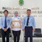 Mewakili Bupati Ir. H. Heri Amalindo, MM, Sekretaris Daerah (Sekda) Kabupaten Penukal Abab Lematang Ilir (PALI), Kartika Yanti, S.H., M.H., menerima penghargaan Opini Wajar Tanpa Pengecualian (WTP) dari Kementerian Keuangan RI. Penyerahan penghargaan ini dilakukan secara simbolis oleh Kepala Bidang Perbendaharaan Kantor Wilayah Direktorat Jenderal Perbendaharaan (DJPb) Sumsel, Muhammad Syukur, di Kantor Bupati PALI, Rabu (26/10/2022). Penghargaan ini menandai kesuksesan PALI dalam meraih predikat WTP empat kali berturut-turut. (Foto: Dok/Tangkapan layar rmolsumsel.id)