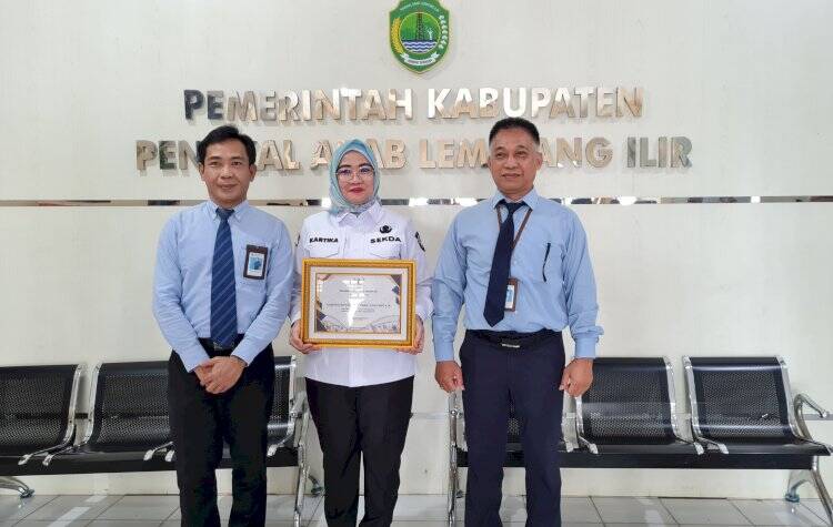 Mewakili Bupati Ir. H. Heri Amalindo, MM, Sekretaris Daerah (Sekda) Kabupaten Penukal Abab Lematang Ilir (PALI), Kartika Yanti, S.H., M.H., menerima penghargaan Opini Wajar Tanpa Pengecualian (WTP) dari Kementerian Keuangan RI. Penyerahan penghargaan ini dilakukan secara simbolis oleh Kepala Bidang Perbendaharaan Kantor Wilayah Direktorat Jenderal Perbendaharaan (DJPb) Sumsel, Muhammad Syukur, di Kantor Bupati PALI, Rabu (26/10/2022). Penghargaan ini menandai kesuksesan PALI dalam meraih predikat WTP empat kali berturut-turut. (Foto: Dok/Tangkapan layar rmolsumsel.id)