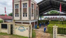 Aktivitas penyaluran LPG 3 kg di pangkalan PT Hartika, Kelurahan Handayani Mulya, Kecamatan Talang Ubi, Kabupaten PALI. Stabilitas distribusi di tingkat agen menjadi kunci utama dalam memastikan ketersediaan energi subsidi bagi masyarakat PALI. (Foto ilustrasi AI: Dok/tintamerah.co)