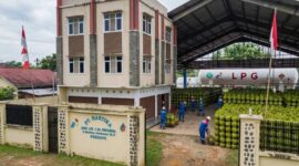Aktivitas penyaluran LPG 3 kg di pangkalan PT Hartika, Kelurahan Handayani Mulya, Kecamatan Talang Ubi, Kabupaten PALI. Stabilitas distribusi di tingkat agen menjadi kunci utama dalam memastikan ketersediaan energi subsidi bagi masyarakat PALI. (Foto ilustrasi AI: Dok/tintamerah.co)