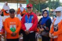 Ketua Lembaga Lansia Indonesia (LLI) Kabupaten PALI, Haris Mutakin, didampingi para peserta senam saat diwawancarai tim tintamerah.co di Lapangan Sanggar Pramuka Gelora Pertamina, Pendopo, Talang Ubi, Minggu (12/06/2026). Dalam rangkaian Sunday Morning tersebut, Haris menyampaikan harapan agar Wakil Ketua DPRD PALI, Firdaus Hasbullah, berkenan menjadi pembina LLI serta memberikan perhatian nyata terhadap minimnya sarana prasarana penunjang kegiatan kesehatan lansia yang selama ini dikelola secara mandiri. (Foto: Dok/tintamerah.co)