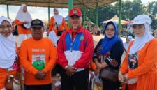 Ketua Lembaga Lansia Indonesia (LLI) Kabupaten PALI, Haris Mutakin, didampingi para peserta senam saat diwawancarai tim tintamerah.co di Lapangan Sanggar Pramuka Gelora Pertamina, Pendopo, Talang Ubi, Minggu (12/06/2026). Dalam rangkaian Sunday Morning tersebut, Haris menyampaikan harapan agar Wakil Ketua DPRD PALI, Firdaus Hasbullah, berkenan menjadi pembina LLI serta memberikan perhatian nyata terhadap minimnya sarana prasarana penunjang kegiatan kesehatan lansia yang selama ini dikelola secara mandiri. (Foto: Dok/tintamerah.co)