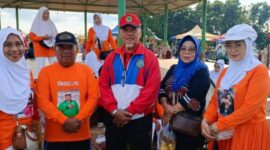 Ketua Lembaga Lansia Indonesia (LLI) Kabupaten PALI, Haris Mutakin, didampingi para peserta senam saat diwawancarai tim tintamerah.co di Lapangan Sanggar Pramuka Gelora Pertamina, Pendopo, Talang Ubi, Minggu (12/06/2026). Dalam rangkaian Sunday Morning tersebut, Haris menyampaikan harapan agar Wakil Ketua DPRD PALI, Firdaus Hasbullah, berkenan menjadi pembina LLI serta memberikan perhatian nyata terhadap minimnya sarana prasarana penunjang kegiatan kesehatan lansia yang selama ini dikelola secara mandiri. (Foto: Dok/tintamerah.co)