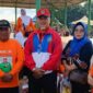 Ketua Lembaga Lansia Indonesia (LLI) Kabupaten PALI, Haris Mutakin, didampingi para peserta senam saat diwawancarai tim tintamerah.co di Lapangan Sanggar Pramuka Gelora Pertamina, Pendopo, Talang Ubi, Minggu (12/06/2026). Dalam rangkaian Sunday Morning tersebut, Haris menyampaikan harapan agar Wakil Ketua DPRD PALI, Firdaus Hasbullah, berkenan menjadi pembina LLI serta memberikan perhatian nyata terhadap minimnya sarana prasarana penunjang kegiatan kesehatan lansia yang selama ini dikelola secara mandiri. (Foto: Dok/tintamerah.co)