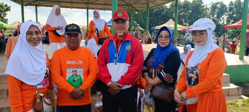 Ketua Lembaga Lansia Indonesia (LLI) Kabupaten PALI, Haris Mutakin, didampingi para peserta senam saat diwawancarai tim tintamerah.co di Lapangan Sanggar Pramuka Gelora Pertamina, Pendopo, Talang Ubi, Minggu (12/06/2026). Dalam rangkaian Sunday Morning tersebut, Haris menyampaikan harapan agar Wakil Ketua DPRD PALI, Firdaus Hasbullah, berkenan menjadi pembina LLI serta memberikan perhatian nyata terhadap minimnya sarana prasarana penunjang kegiatan kesehatan lansia yang selama ini dikelola secara mandiri. (Foto: Dok/tintamerah.co)