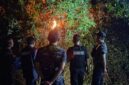 Sejumlah personel Tim Rescue Damkar Kabupaten PALI saat memusnahkan sarang tawon ‘Gong’ menggunakan metode pembakaran di kawasan Golf Permai, Jalan Merdeka KM 5, Talang Ubi pada malam hari. Langkah ini diambil guna memastikan koloni tawon musnah total demi keselamatan warga dan kru redaksi tintamerah.co. (Foto: Dok/tintamerah.co)