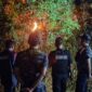 Sejumlah personel Tim Rescue Damkar Kabupaten PALI saat memusnahkan sarang tawon ‘Gong’ menggunakan metode pembakaran di kawasan Golf Permai, Jalan Merdeka KM 5, Talang Ubi pada malam hari. Langkah ini diambil guna memastikan koloni tawon musnah total demi keselamatan warga dan kru redaksi tintamerah.co. (Foto: Dok/tintamerah.co)
