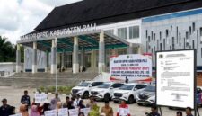 Merespons jeritan masyarakat akibat kelangkaan dan meroketnya harga gas elpiji 3 kg, DPRD Kabupaten PALI resmi menggelar Rapat Dengar Pendapat (RDP) hari ini, Senin (15/6/2026). Dalam rapat di Ruang Komisi III ini, DPRD PALI memanggil Dinas Perdagangan dan Perindustrian, Dinas Koperasi dan UKM, serta perwakilan Pertamina dan pangkalan resmi untuk mencari solusi konkret. Wakil Ketua DPRD PALI, Firdaus Hasbullah, menegaskan lembaga legislatif tidak akan main-main dan menuntut tindakan tegas terhadap oknum yang bermain dalam krisis energi ini. (Foto ilustrasi AI: Dok/tintamerah.co)