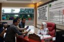 Foto ilustrasi rekaan AI yang menggambarkan suasana saat awak media berusaha meminta konfirmasi Sekda PALI Kartika Yanti diduga sengaja menghindari kejaran dan wawancara awak media terkait jalannya roda pemerintahan, Rabu (10/6/2026). Aksi