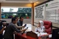 Foto ilustrasi rekaan AI yang menggambarkan suasana saat awak media berusaha meminta konfirmasi Sekda PALI Kartika Yanti diduga sengaja menghindari kejaran dan wawancara awak media terkait jalannya roda pemerintahan, Rabu (10/6/2026). Aksi "kucing-kucingan" pejabat ini menuai kecaman keras karena dinilai mencederai keterbukaan informasi publik. (Foto: Ilustrasi/AI)