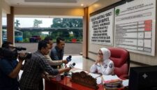 Foto ilustrasi rekaan AI yang menggambarkan suasana saat awak media berusaha meminta konfirmasi Sekda PALI Kartika Yanti diduga sengaja menghindari kejaran dan wawancara awak media terkait jalannya roda pemerintahan, Rabu (10/6/2026). Aksi