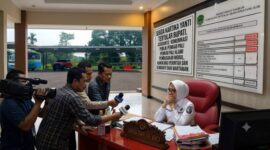 Foto ilustrasi rekaan AI yang menggambarkan suasana saat awak media berusaha meminta konfirmasi Sekda PALI Kartika Yanti diduga sengaja menghindari kejaran dan wawancara awak media terkait jalannya roda pemerintahan, Rabu (10/6/2026). Aksi 