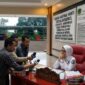 Foto ilustrasi rekaan AI yang menggambarkan suasana saat awak media berusaha meminta konfirmasi Sekda PALI Kartika Yanti diduga sengaja menghindari kejaran dan wawancara awak media terkait jalannya roda pemerintahan, Rabu (10/6/2026). Aksi 