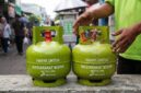 Disperindag Kabupaten PALI mengimbau masyarakat untuk lebih kritis saat membeli gas LPG 3kg. Konsumen diminta menolak tabung dengan segel rusak atau terbuka dan disarankan menimbang berat gas sebelum bertransaksi. (Foto: Dok/tintamerah.co)