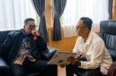 Pemegang mandat pembentukan Forum Komite Sekolah (FKS) Kabupaten PALI, Efran, melakukan audiensi strategis dengan Ketua DPRD Kabupaten PALI, H. Ubaidillah, Senin (15/6/2026). Pertemuan ini membahas penguatan peran komite sekolah dalam menciptakan tata kelola pendidikan yang transparan dan akuntabel di Bumi Serepat Serasan. (Foto: Dok/tintamerah.co)