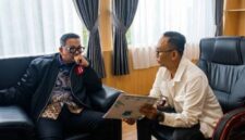 Pemegang mandat pembentukan Forum Komite Sekolah (FKS) Kabupaten PALI, Efran, melakukan audiensi strategis dengan Ketua DPRD Kabupaten PALI, H. Ubaidillah, Senin (15/6/2026). Pertemuan ini membahas penguatan peran komite sekolah dalam menciptakan tata kelola pendidikan yang transparan dan akuntabel di Bumi Serepat Serasan. (Foto: Dok/tintamerah.co)