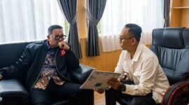 Pemegang mandat pembentukan Forum Komite Sekolah (FKS) Kabupaten PALI, Efran, melakukan audiensi strategis dengan Ketua DPRD Kabupaten PALI, H. Ubaidillah, Senin (15/6/2026). Pertemuan ini membahas penguatan peran komite sekolah dalam menciptakan tata kelola pendidikan yang transparan dan akuntabel di Bumi Serepat Serasan. (Foto: Dok/tintamerah.co)