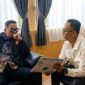 Pemegang mandat pembentukan Forum Komite Sekolah (FKS) Kabupaten PALI, Efran, melakukan audiensi strategis dengan Ketua DPRD Kabupaten PALI, H. Ubaidillah, Senin (15/6/2026). Pertemuan ini membahas penguatan peran komite sekolah dalam menciptakan tata kelola pendidikan yang transparan dan akuntabel di Bumi Serepat Serasan. (Foto: Dok/tintamerah.co)