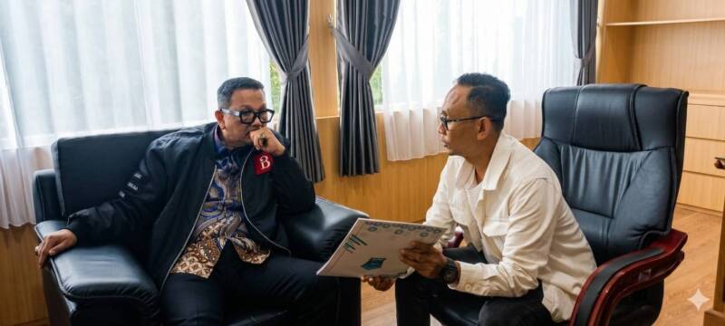 Pemegang mandat pembentukan Forum Komite Sekolah (FKS) Kabupaten PALI, Efran, melakukan audiensi strategis dengan Ketua DPRD Kabupaten PALI, H. Ubaidillah, Senin (15/6/2026). Pertemuan ini membahas penguatan peran komite sekolah dalam menciptakan tata kelola pendidikan yang transparan dan akuntabel di Bumi Serepat Serasan. (Foto: Dok/tintamerah.co)