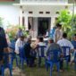 Suasana haru menyelimuti rumah duka Kepala DPKKB Kabupaten PALI, Bapak Maryono, pada Rabu (24/06/2026). Kerabat, rekan kerja, dan masyarakat hadir untuk memberikan penghormatan terakhir kepada sosok birokrat yang dikenal sebagai perekat harmoni di Bumi Serepat Serasan. (Foto: Dok/tintamerah.co)