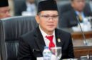 Wakil Ketua DPRD PALI, Firdaus Hasbullah, memberikan apresiasi kepada Kades Babat, Arie Meidiansyah, dan Kades Betung Barat, Rozali, yang terpilih mewakili Sumsel dalam program 'Kepala Desa Masuk Kampus' di Universitas Indonesia. (Foto: Dok/Istimewah)
