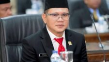 Wakil Ketua DPRD PALI, Firdaus Hasbullah, memberikan apresiasi kepada Kades Babat, Arie Meidiansyah, dan Kades Betung Barat, Rozali, yang terpilih mewakili Sumsel dalam program 'Kepala Desa Masuk Kampus' di Universitas Indonesia. (Foto: Dok/Istimewah)