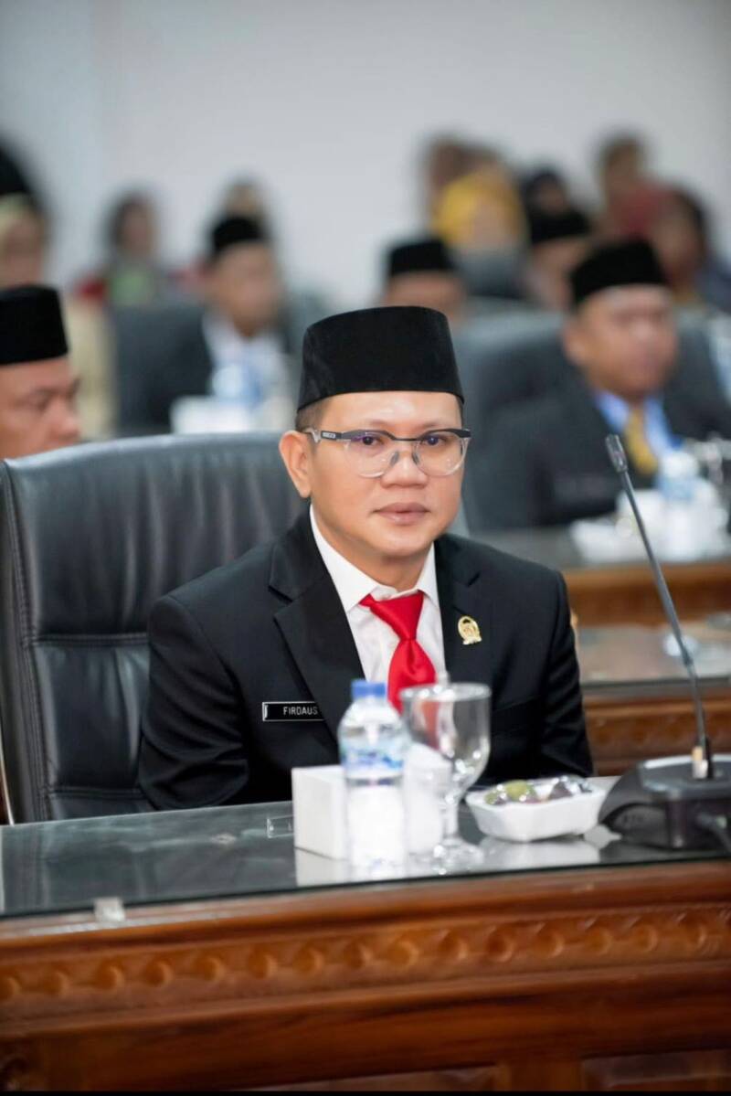 Wakil Ketua DPRD PALI, Firdaus Hasbullah, memberikan apresiasi kepada Kades Babat, Arie Meidiansyah, dan Kades Betung Barat, Rozali, yang terpilih mewakili Sumsel dalam program 'Kepala Desa Masuk Kampus' di Universitas Indonesia. (Foto: Dok/Istimewah)
