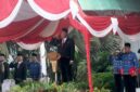 Wakil Bupati PALI, Iwan Tuaji, selaku Inspektur Upacara saat memberikan penghormatan dalam Upacara Peringatan Hari Lahir Pancasila Tahun 2026 di halaman Kantor Bupati PALI, Rabu (3/6/2026). Dalam pidatonya, Wabup menegaskan agar nilai-nilai Pancasila diimplementasikan secara nyata sebagai living ideology, bukan sekadar menjadi pajangan teks sejarah atau hiasan dinding kantor semata. (Foto: Dok/Kesbangpol PALI)