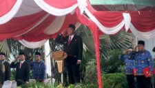 Wakil Bupati PALI, Iwan Tuaji, selaku Inspektur Upacara saat memberikan penghormatan dalam Upacara Peringatan Hari Lahir Pancasila Tahun 2026 di halaman Kantor Bupati PALI, Rabu (3/6/2026). Dalam pidatonya, Wabup menegaskan agar nilai-nilai Pancasila diimplementasikan secara nyata sebagai living ideology, bukan sekadar menjadi pajangan teks sejarah atau hiasan dinding kantor semata. (Foto: Dok/Kesbangpol PALI)