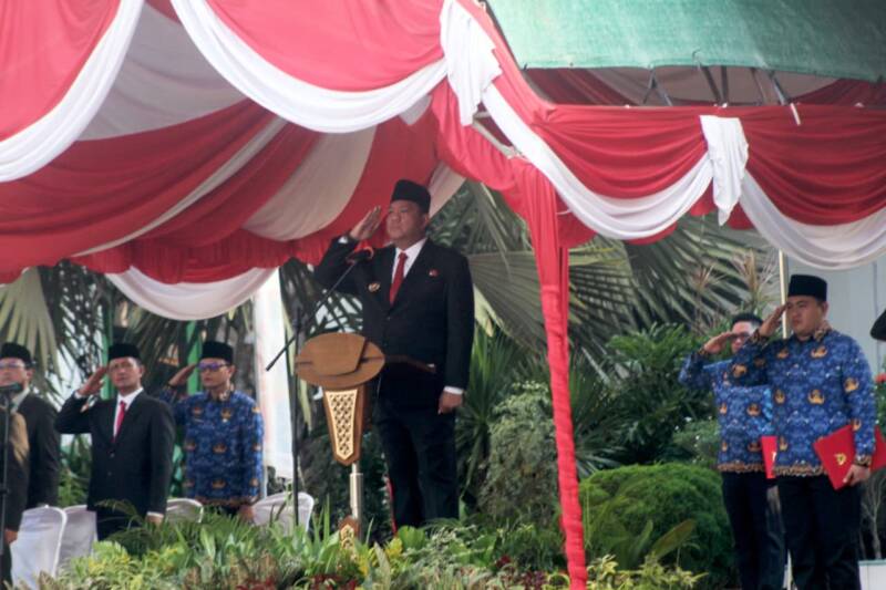 Wakil Bupati PALI, Iwan Tuaji, selaku Inspektur Upacara saat memberikan penghormatan dalam Upacara Peringatan Hari Lahir Pancasila Tahun 2026 di halaman Kantor Bupati PALI, Rabu (3/6/2026). Dalam pidatonya, Wabup menegaskan agar nilai-nilai Pancasila diimplementasikan secara nyata sebagai living ideology, bukan sekadar menjadi pajangan teks sejarah atau hiasan dinding kantor semata. (Foto: Dok/Kesbangpol PALI)