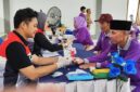 Tenaga medis dari PT Pertamina Gas (Pertagas) Operation South Sumatera Area (OSSA) melakukan pemeriksaan kesehatan gratis dan skrining penyakit dasar kepada warga lanjut usia di Sekolah Lansia Harapan Bunda, Desa Pangkul, Kecamatan Cambai, Kota Prabumulih, Sumatera Selatan. Kegiatan yang diikuti oleh 70 lansia dalam rangka memperingati Hari Lanjut Usia Nasional (HLUN) ini bertujuan untuk menyediakan akses layanan kesehatan preventif guna mewujudkan masa tua yang sehat, mandiri, dan produktif. (Foto: Dok/Pertagas)