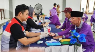 Tenaga medis dari PT Pertamina Gas (Pertagas) Operation South Sumatera Area (OSSA) melakukan pemeriksaan kesehatan gratis dan skrining penyakit dasar kepada warga lanjut usia di Sekolah Lansia Harapan Bunda, Desa Pangkul, Kecamatan Cambai, Kota Prabumulih, Sumatera Selatan. Kegiatan yang diikuti oleh 70 lansia dalam rangka memperingati Hari Lanjut Usia Nasional (HLUN) ini bertujuan untuk menyediakan akses layanan kesehatan preventif guna mewujudkan masa tua yang sehat, mandiri, dan produktif. (Foto: Dok/Pertagas)
