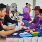 Tenaga medis dari PT Pertamina Gas (Pertagas) Operation South Sumatera Area (OSSA) melakukan pemeriksaan kesehatan gratis dan skrining penyakit dasar kepada warga lanjut usia di Sekolah Lansia Harapan Bunda, Desa Pangkul, Kecamatan Cambai, Kota Prabumulih, Sumatera Selatan. Kegiatan yang diikuti oleh 70 lansia dalam rangka memperingati Hari Lanjut Usia Nasional (HLUN) ini bertujuan untuk menyediakan akses layanan kesehatan preventif guna mewujudkan masa tua yang sehat, mandiri, dan produktif. (Foto: Dok/Pertagas)