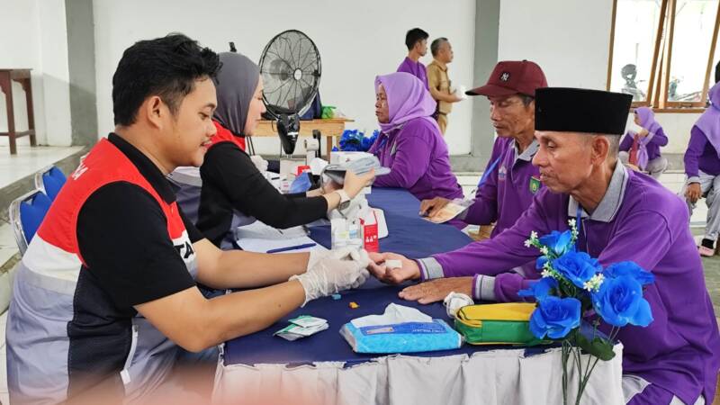 Tenaga medis dari PT Pertamina Gas (Pertagas) Operation South Sumatera Area (OSSA) melakukan pemeriksaan kesehatan gratis dan skrining penyakit dasar kepada warga lanjut usia di Sekolah Lansia Harapan Bunda, Desa Pangkul, Kecamatan Cambai, Kota Prabumulih, Sumatera Selatan. Kegiatan yang diikuti oleh 70 lansia dalam rangka memperingati Hari Lanjut Usia Nasional (HLUN) ini bertujuan untuk menyediakan akses layanan kesehatan preventif guna mewujudkan masa tua yang sehat, mandiri, dan produktif. (Foto: Dok/Pertagas)