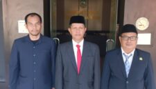 Kepala Badan Kesbangpol PALI, Dedi Ahmadi, S.E., M.Si. (tengah), saat mengabadikan momen bersama usai Upacara Hari Lahir Pancasila di halaman Kantor Bupati PALI, Rabu (3/6/2026). Kesbangpol menegaskan komitmen penguatan nilai Pancasila bagi ASN dan generasi muda. (Foto: Dok/ej@)