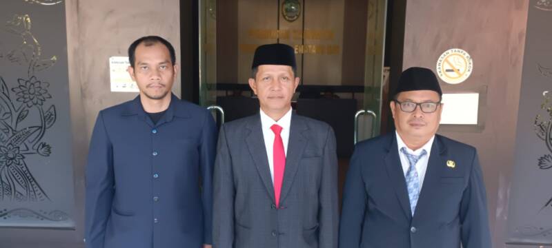 Kepala Badan Kesbangpol PALI, Dedi Ahmadi, S.E., M.Si. (tengah), saat mengabadikan momen bersama usai Upacara Hari Lahir Pancasila di halaman Kantor Bupati PALI, Rabu (3/6/2026). Kesbangpol menegaskan komitmen penguatan nilai Pancasila bagi ASN dan generasi muda. (Foto: Dok/ej@)