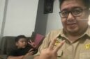 Kepala Bapenda PALI, Aryansyah, saat bersantai bersama putranya di kediaman pribadinya di Palembang, Rabu (4/6/2026). Sambil melempar senyum dan pose dua jari, Aryansyah menegaskan bahwa isu dirinya ikut diamankan oleh Kejati Sumsel bersama Wabup Iwan Tuaji adalah HOAX. Keberadaannya di Palembang saat ini murni untuk mempersiapkan rapat kedinasan strategis terkait pengelolaan sumur minyak bumi bersama SKK Migas dan Pertamina. (Foto: Dok/Pribadi)
