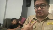 Kepala Bapenda PALI, Aryansyah, saat bersantai bersama putranya di kediaman pribadinya di Palembang, Rabu (4/6/2026). Sambil melempar senyum dan pose dua jari, Aryansyah menegaskan bahwa isu dirinya ikut diamankan oleh Kejati Sumsel bersama Wabup Iwan Tuaji adalah HOAX. Keberadaannya di Palembang saat ini murni untuk mempersiapkan rapat kedinasan strategis terkait pengelolaan sumur minyak bumi bersama SKK Migas dan Pertamina. (Foto: Dok/Pribadi)