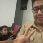 Kepala Bapenda PALI, Aryansyah, saat bersantai bersama putranya di kediaman pribadinya di Palembang, Rabu (4/6/2026). Sambil melempar senyum dan pose dua jari, Aryansyah menegaskan bahwa isu dirinya ikut diamankan oleh Kejati Sumsel bersama Wabup Iwan Tuaji adalah HOAX. Keberadaannya di Palembang saat ini murni untuk mempersiapkan rapat kedinasan strategis terkait pengelolaan sumur minyak bumi bersama SKK Migas dan Pertamina. (Foto: Dok/Pribadi)