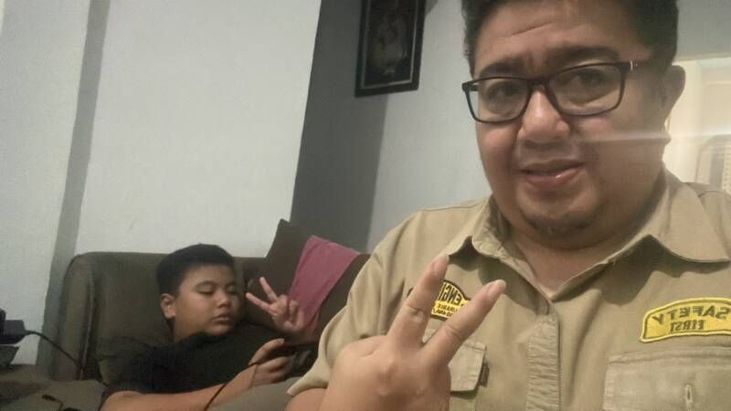 Kepala Bapenda PALI, Aryansyah, saat bersantai bersama putranya di kediaman pribadinya di Palembang, Rabu (4/6/2026). Sambil melempar senyum dan pose dua jari, Aryansyah menegaskan bahwa isu dirinya ikut diamankan oleh Kejati Sumsel bersama Wabup Iwan Tuaji adalah HOAX. Keberadaannya di Palembang saat ini murni untuk mempersiapkan rapat kedinasan strategis terkait pengelolaan sumur minyak bumi bersama SKK Migas dan Pertamina. (Foto: Dok/Pribadi)