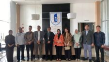 Plt. Kepala Dinas Kebudayaan dan Pariwisata Kabupaten PALI, Hj. Rina Anggraini, S.T., M.T., menegaskan komitmen program kerja 2026 yang berfokus pada pengawasan mutu pelayanan akomodasi dan pariwisata daerah. Melalui kerja sama strategis bersama Politeknik Pariwisata (Poltekpar) Palembang, Disbudpar PALI fokus menggenjot kompetensi SDM lokal secara berkala agar mampu bersaing di industri perhotelan modern sekaligus menekan angka pengangguran daerah. (Foto: Dok/Disbudpar PALI)